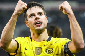 开云体育服务-转折点！深圳男篮临场应变；法甲冲刺阶段攻防权衡；引发热议；赛程密集仍需轮换(cba总决赛第三场后辽宁球员与四川球迷)